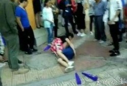 县城管爆料者被敲大门视频,视频曝光引发网友热议